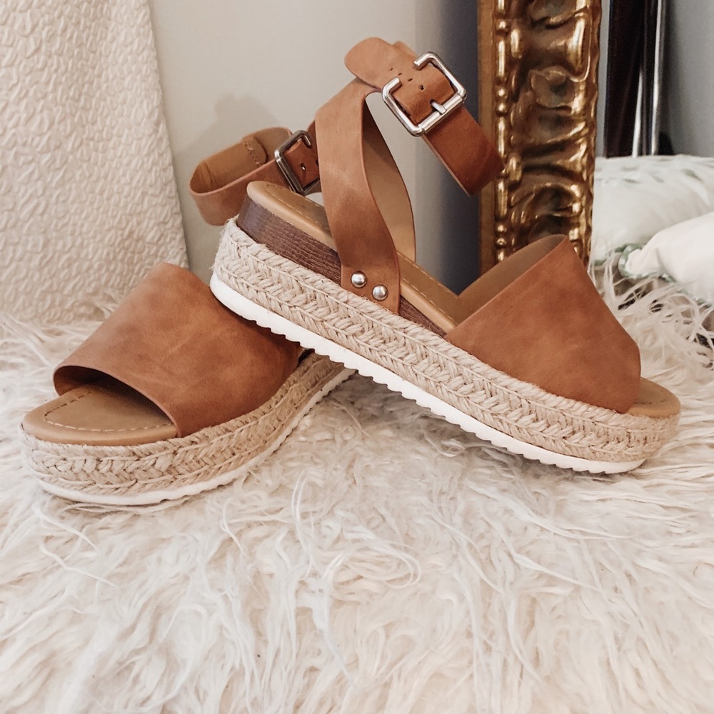Soda sandals